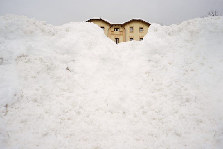 snow and house, fotografia contemporanea