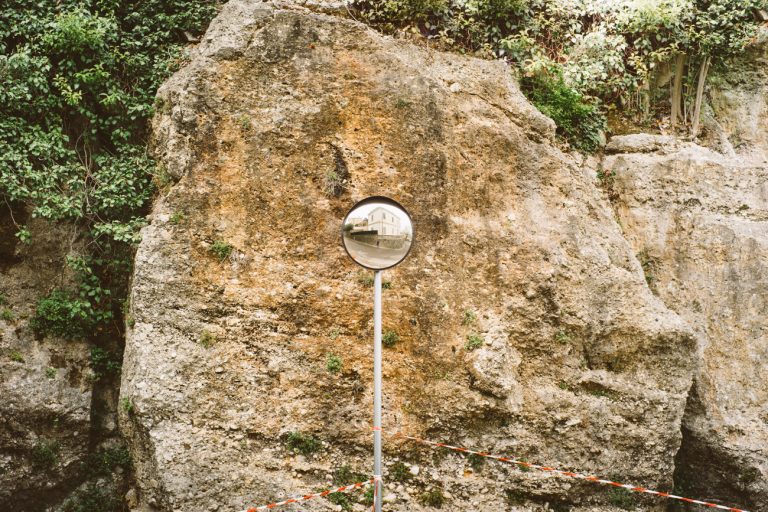 big rock and mirror, fotografia contemporanea